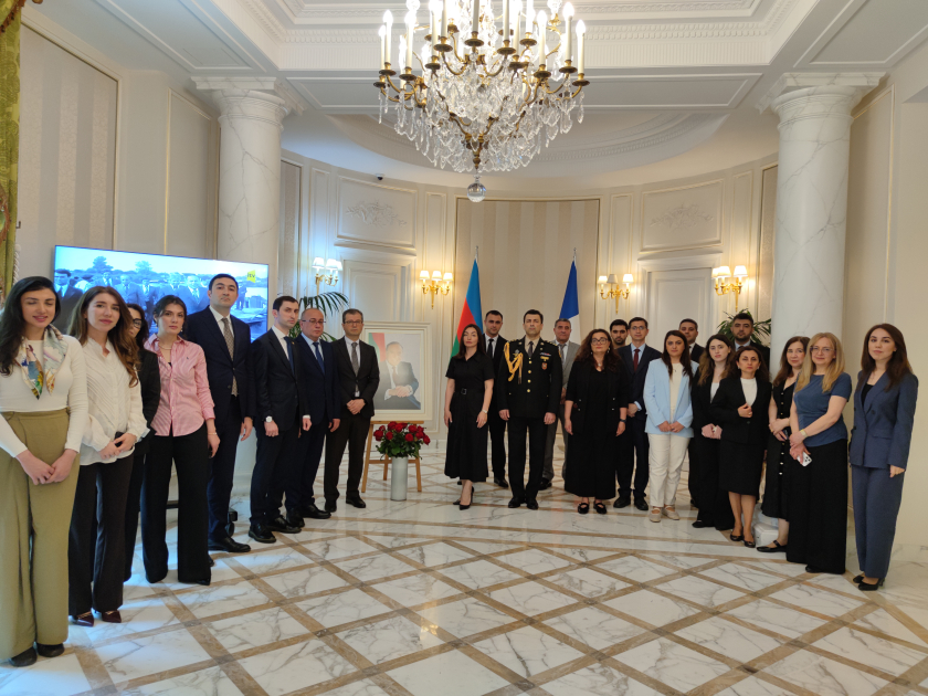 Le 103e anniversaire de la naissance du Leader national Heydar Aliyev célébré à Paris Xeber basligi